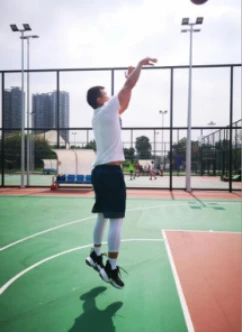 如何在篮球冬令营中加强体能训练?_2